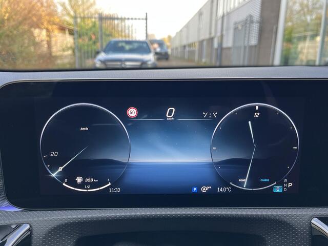 Mercedes-Benz A-KLASSE 180 Star Edition Luxury | Panoramadak | Apple CarPlay | Android Auto | Donkergetint Glas Achter | Sfeerverlichting | Stoelverwarming | Achteruitrijcamera | Parkeersensoren | Elektrisch Inklapbare Buitenspiegels