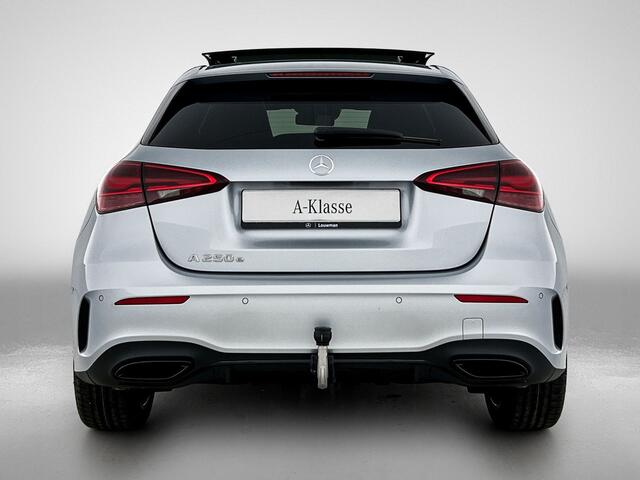 Mercedes-Benz A-KLASSE 250 e Business Solution AMG | AMG Line Plus pakket | Trekhaak | 360° camera | Head-up display | Panoramaschuifdak | MULTIBEAM LED | Smartphone-integratie | 19 inch AMG velgen |