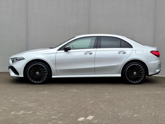 Mercedes-Benz A-KLASSE 250 e AMG Line Design Plug-in Automaat / Dealer onderhouden / 1e eigenaar / 1.600 kg trekgewicht / Navigatie / Camera / 19" AMG + All Season banden / Matrix Led Beam / Stoelverwarming /