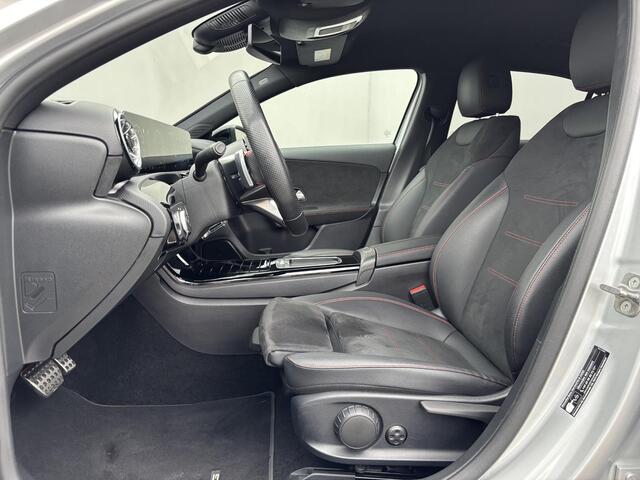 Mercedes-Benz A-KLASSE 250 e AMG Line Design Plug-in Automaat / Dealer onderhouden / 1e eigenaar / 1.600 kg trekgewicht / Navigatie / Camera / 19" AMG + All Season banden / Matrix Led Beam / Stoelverwarming /