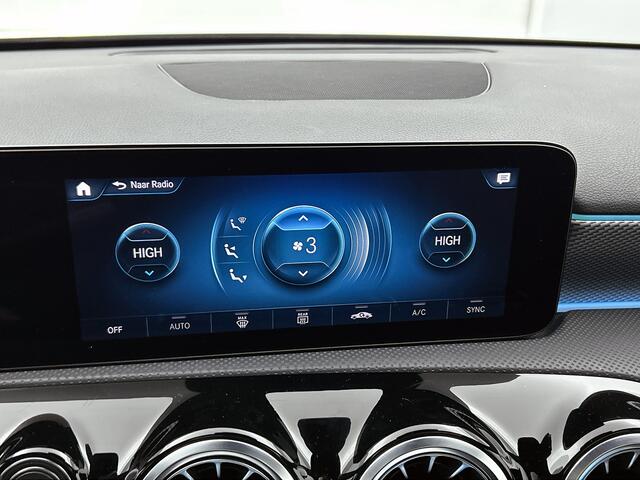 Mercedes-Benz A-KLASSE 180 Business Solution Luxury Panorama Schuif-Kanteldak | Parkeerpakket met achteruitrijcamera | Ledkoplampen | Sfeerverlichting | Apple CarPlay Inclusief 24 maanden MB Certified garantie voor Europa.