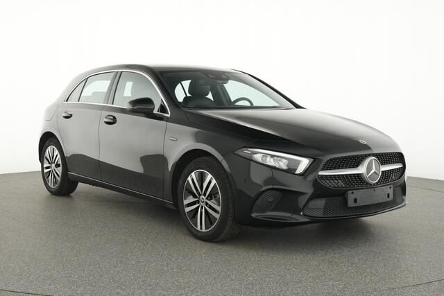 Mercedes-Benz A-KLASSE 250 e Plug-In Hybride Business Solution Luxury | Ledkoplampen | Parkeerpakket met achteruitrijcamera | Apple CarPlay. Inclusief 24 maanden MB Certified garantie voor Europa.