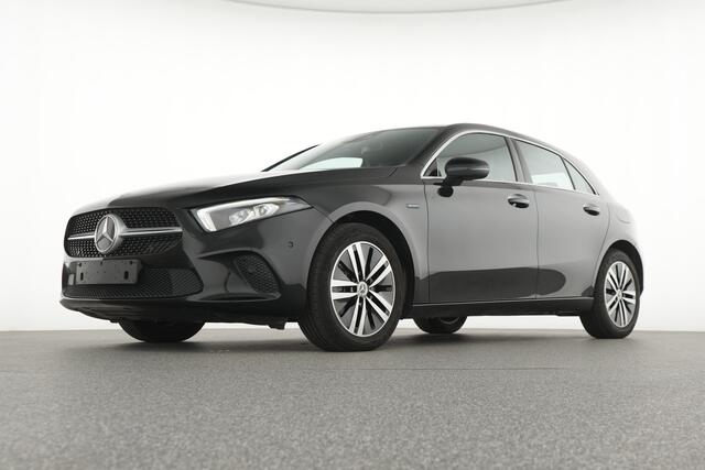 Mercedes-Benz A-KLASSE 250 e Plug-In Hybride Business Solution Luxury | Ledkoplampen | Parkeerpakket met achteruitrijcamera | Apple CarPlay. Inclusief 24 maanden MB Certified garantie voor Europa.