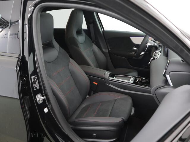 Mercedes-Benz A-KLASSE 180 Business Solution AMG | Panoramaschuifdak | Premium Plus | Nightpakket | 19"Multispaak AMG velgen | Stoelverwarming | 360° camera | Head-up display |