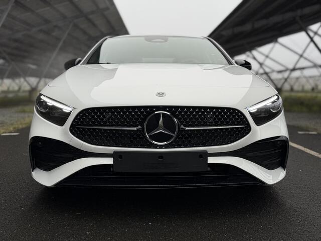 Mercedes-Benz A-KLASSE 180 Business Solution AMG | Night | Panoramadak | Sfeerverlichting | Stoelverwarming | Parkeercamera |