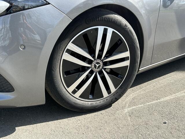 Mercedes-Benz A-KLASSE 200 Luxury 164pk // Panoramadak // Carplay // Sfeerverlichting // MultiBeam LED // Keyless Entry // Camera // Advanced Audio