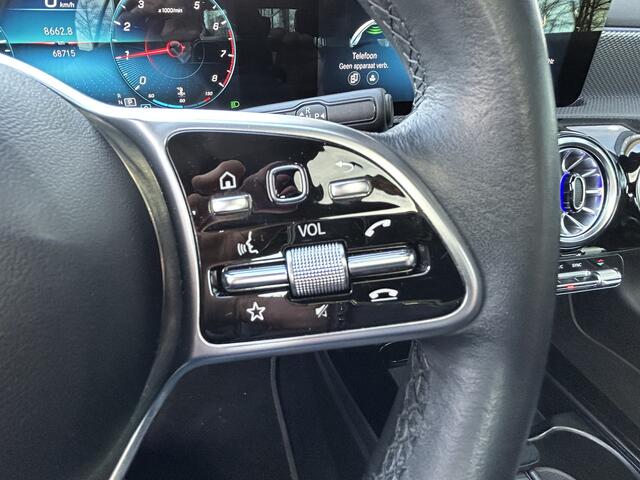 Mercedes-Benz A-KLASSE 200 Luxury 164pk // Panoramadak // Carplay // Sfeerverlichting // MultiBeam LED // Keyless Entry // Camera // Advanced Audio