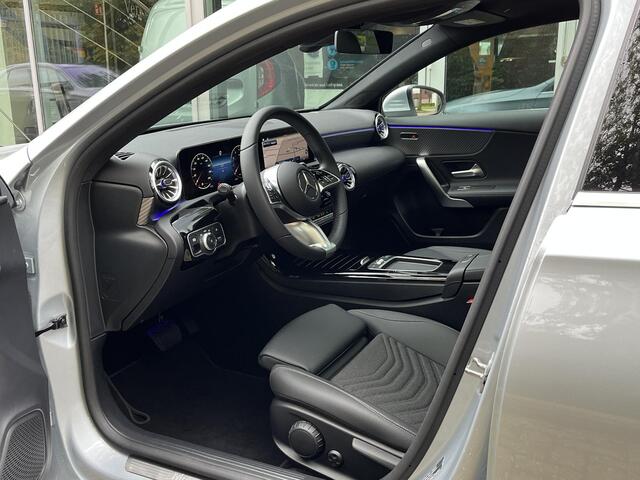 Mercedes-Benz A-KLASSE 180 Star Edition Luxury Line | Panoramadak | Apple CarPlay | Android Auto | Sfeerverlichting | Stoelverwarming | Achteruitrijcamera | Parkeersensoren | Elektrisch Inklapbare Buitenspiegels