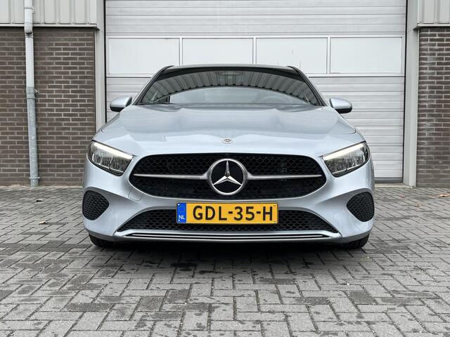 Mercedes-Benz A-KLASSE 180 Star Edition Luxury Line | Panoramadak | Apple CarPlay | Android Auto | Sfeerverlichting | Stoelverwarming | Achteruitrijcamera | Parkeersensoren | Elektrisch Inklapbare Buitenspiegels
