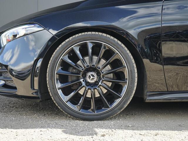 Mercedes-Benz A-KLASSE 180 Business Solution AMG Night pakket / Camera / AMG / LED / Panamericana Grille / 19'' LM velgen / Privacy glass / Stoel verw.