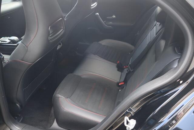 Mercedes-Benz A-KLASSE 180 Business Solution AMG NL-Auto!! Panoramadak I Led verlichting