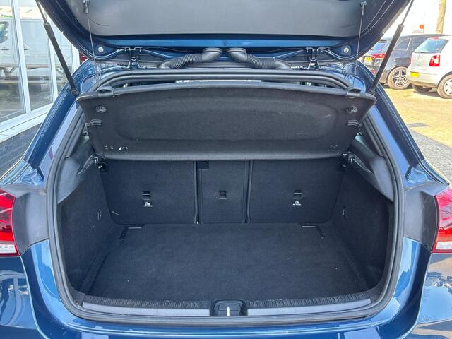 Mercedes-Benz A-KLASSE 160 Business Solution Luxury | Sfeerverlichting | Mbux | Leer | Stoelverwarming