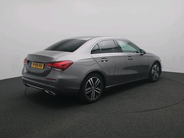 Mercedes-Benz A-KLASSE 180 Business Solution Ledkoplampen | Stoelverwarming | Parkeerpakket met achteruitrijcamera | Sfeerverlichting. Inclusief 24 maanden Mercedes-Benz Certified garantie voor Europa.