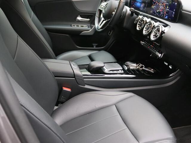 Mercedes-Benz A-KLASSE 180 Business Solution Ledkoplampen | Stoelverwarming | Parkeerpakket met achteruitrijcamera | Sfeerverlichting. Inclusief 24 maanden Mercedes-Benz Certified garantie voor Europa.