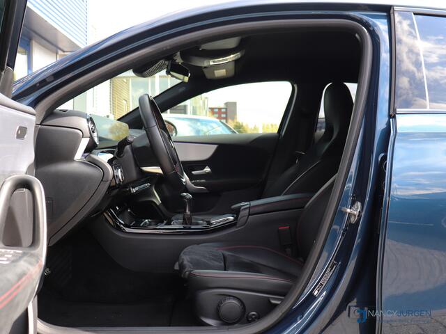 Mercedes-Benz A-KLASSE 160 | AMG | Night Pakket | LED | 20'' AMG | Sensoren V+A | DAB | Trekhaak | Navi | MBUX | Ambiente | Cruise | Camera | Apple CarPlay/Android Auto | Privacy Glas |
