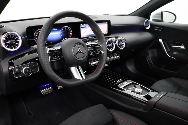 Mercedes-Benz A-KLASSE 250 e AMG | Panoramadak | Dodehoekassistent | Privacy Glas Achter | Sfeerverlichting | Stoelverwarming | Parkeersensoren |