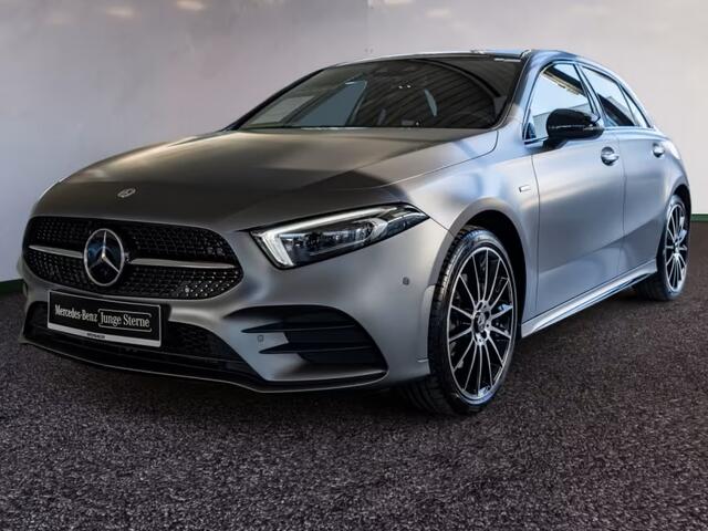 Mercedes-Benz A-KLASSE 250e AMG ** MAGNO ** TREKH, DISTR, PANORAMA, HuD, 2-Zone CLIMA, 19-inch LMV, ** 1e EIG - UNFALLFREI ** ** INFORMEER OOK NAAR ONZE AANTREKKELIJKE FINANCIAL-LEASE TARIEVEN **