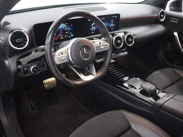Mercedes-Benz A-KLASSE 200 Business Solution AMG | Panoramadak | Widescreen | Sfeerverlichting | Stoelverwarming |