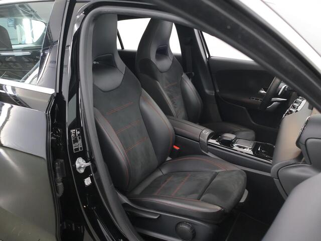 Mercedes-Benz A-KLASSE 200 Business Solution AMG | Panoramadak | Widescreen | Sfeerverlichting | Stoelverwarming |