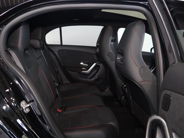 Mercedes-Benz A-KLASSE 250e Business Solution AMG | Panoramaschuifdak | Premium Plus | 19"AMG-velgen | Head-up display | Dodehoekassistent |