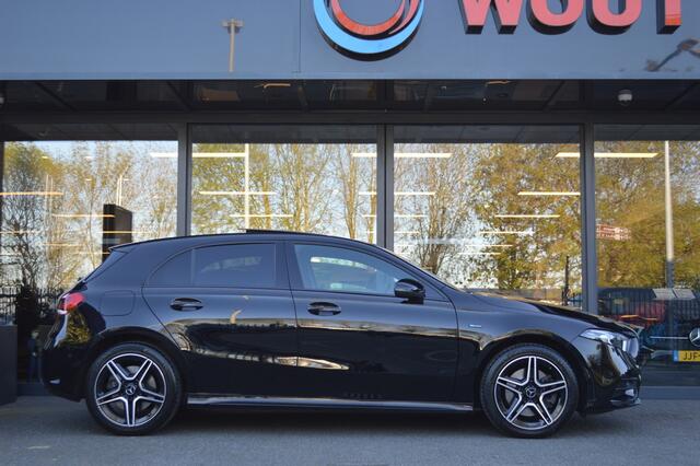 Mercedes-Benz A-KLASSE 250 e AMG Led Panorama Widescreen Sfeer Camera Augmented Pdc