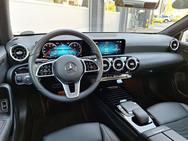 Mercedes-Benz A-KLASSE 180 Business Solution | Achteruitrijcamera | Stoelverwarming | Widescreen | Spoorassistent | LED verlichting | El. Inklapbare Spiegels