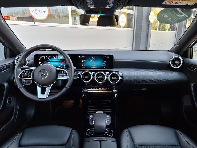 Mercedes-Benz A-KLASSE 180 Business Solution | Achteruitrijcamera | Stoelverwarming | Widescreen | Spoorassistent | LED verlichting | El. Inklapbare Spiegels