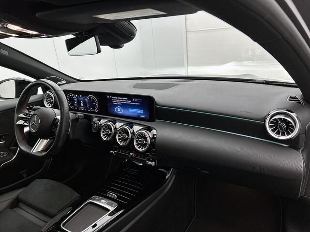 Mercedes-Benz A-KLASSE 250 e AMG Nightpakket Plug-In Hybride | Panoramadak | Burmester® | Sfeerverlichting | Keyless Go | CarPlay | Parkeerpakket met Camera | Inclusief 24 maanden Mercedes-Benz Certified garantie voor Europa.