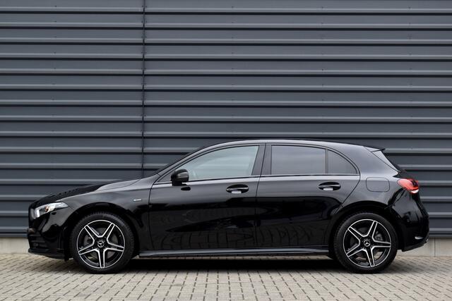 Mercedes-Benz A-KLASSE 250 e AMG Line | Sfeerverlichting | Stoelverwarming | 18'' Wielen | CarPlay | Navigatie |