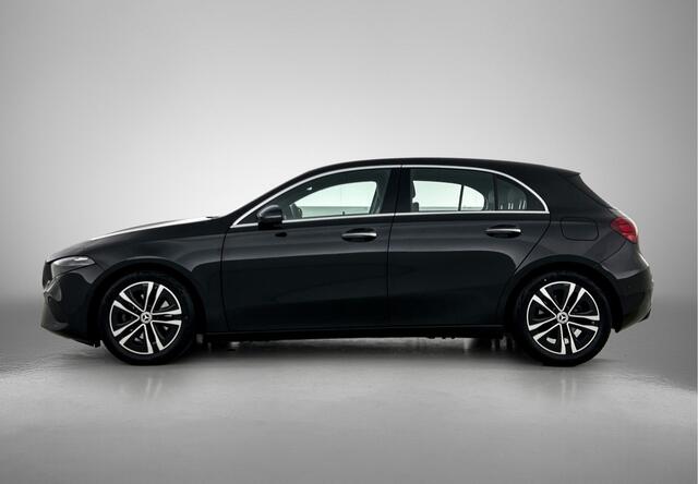 Mercedes-Benz A-KLASSE 180 Progressive | Sfeerverlichting | Stuur- en Stoelverwarming | Keyless Go | Car Play | Parkeerpakket met Camera | Inclusief 24 maanden Mercedes-Benz Certified garantie voor Europa.