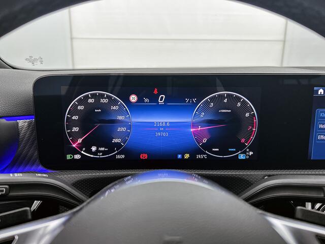 Mercedes-Benz A-KLASSE 180 Progressive | Sfeerverlichting | Stuur- en Stoelverwarming | Keyless Go | Car Play | Parkeerpakket met Camera | Inclusief 24 maanden Mercedes-Benz Certified garantie voor Europa.
