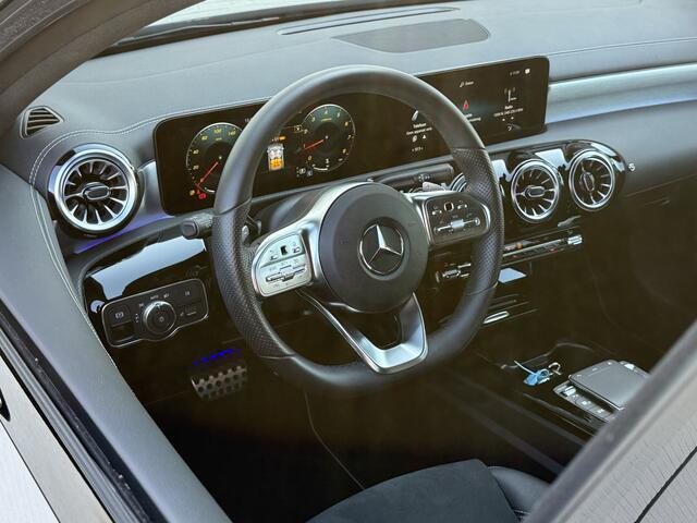 Mercedes-Benz A-KLASSE 180 Business Solution AMG | Pano | CarPlay | Ambient Light | Camera | 18 inch