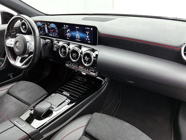 Mercedes-Benz A-KLASSE 180 AMG line | Night pakket | Panorama schuifdak | Parkeerpakket met achteruitrijcamera | Spiegelpakket | Inclusief 12 Maanden Garantie.