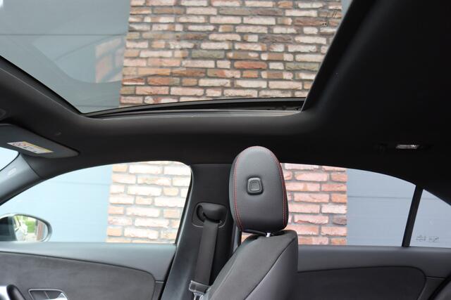 Mercedes-Benz A-KLASSE 200 Business Solution AMG | Panoramadak | Camera | Night Pakket | High Performance Led | Widescreen | Regensensor |