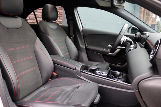 Mercedes-Benz A-KLASSE 200 Business Solution AMG | Panoramadak | Camera | Night Pakket | High Performance Led | Widescreen | Regensensor |