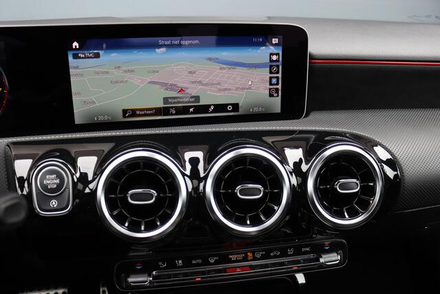 Mercedes-Benz A-KLASSE 200 Business Solution AMG | Panoramadak | Camera | Night Pakket | High Performance Led | Widescreen | Regensensor |