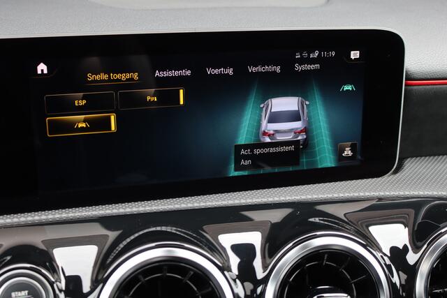 Mercedes-Benz A-KLASSE 200 Business Solution AMG | Panoramadak | Camera | Night Pakket | High Performance Led | Widescreen | Regensensor |