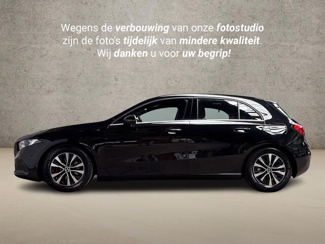 Mercedes-Benz A-KLASSE 160 Sport (APPLE CARPLAY, GROOT NAVI, CAMERA, LEDER, ZWART HEMEL, SPORTSTOELEN, CRUISE, LANE ASSIST, NIEUWSTAAT)