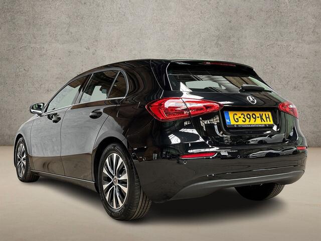 Mercedes-Benz A-KLASSE 160 Sport (APPLE CARPLAY, GROOT NAVI, CAMERA, LEDER, ZWART HEMEL, SPORTSTOELEN, CRUISE, LANE ASSIST, NIEUWSTAAT)