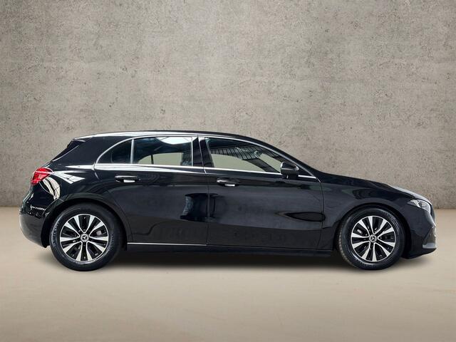 Mercedes-Benz A-KLASSE 160 Sport (APPLE CARPLAY, GROOT NAVI, CAMERA, LEDER, ZWART HEMEL, SPORTSTOELEN, CRUISE, LANE ASSIST, NIEUWSTAAT)