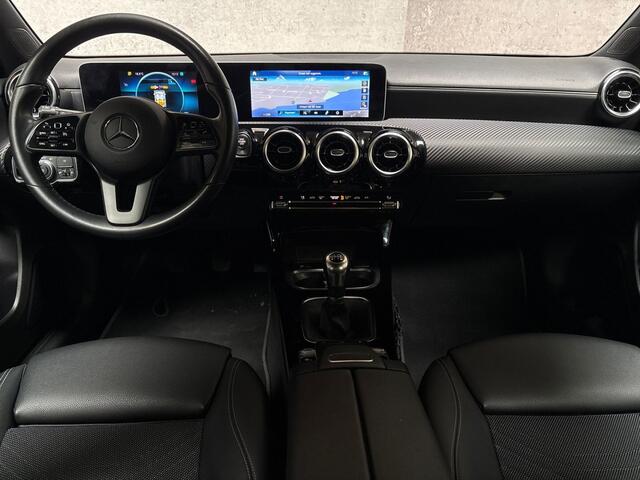 Mercedes-Benz A-KLASSE 160 Sport (APPLE CARPLAY, GROOT NAVI, CAMERA, LEDER, ZWART HEMEL, SPORTSTOELEN, CRUISE, LANE ASSIST, NIEUWSTAAT)