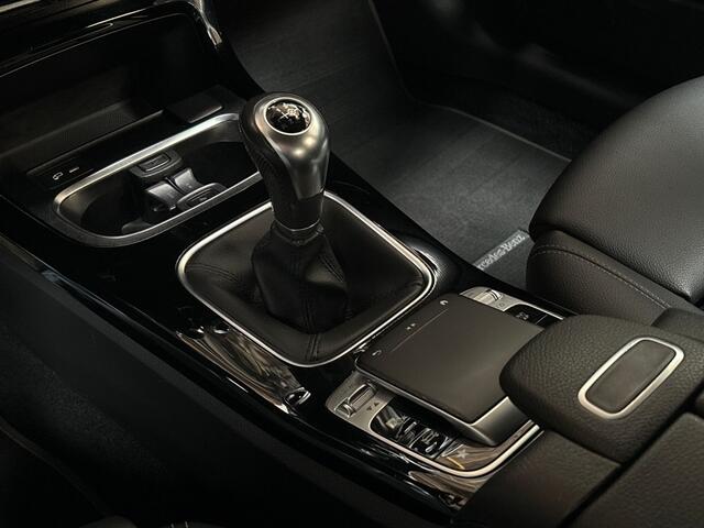 Mercedes-Benz A-KLASSE 160 Sport (APPLE CARPLAY, GROOT NAVI, CAMERA, LEDER, ZWART HEMEL, SPORTSTOELEN, CRUISE, LANE ASSIST, NIEUWSTAAT)