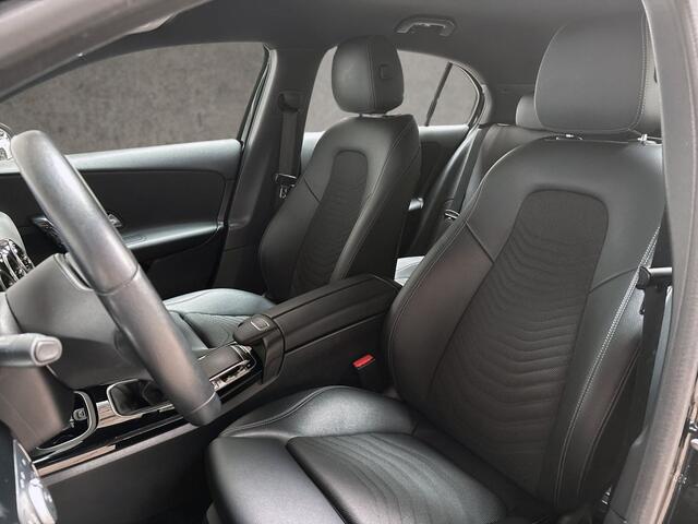 Mercedes-Benz A-KLASSE 160 Sport (APPLE CARPLAY, GROOT NAVI, CAMERA, LEDER, ZWART HEMEL, SPORTSTOELEN, CRUISE, LANE ASSIST, NIEUWSTAAT)