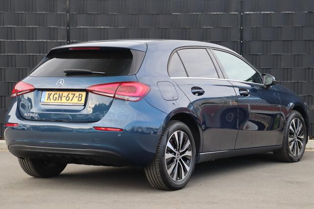 Mercedes-Benz A-KLASSE 250 e Premium PHEV | Cruise Control | Camera | Navigatie | Climate Control