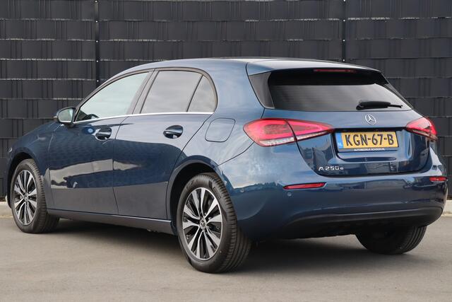 Mercedes-Benz A-KLASSE 250 e Premium PHEV | Cruise Control | Camera | Navigatie | Climate Control