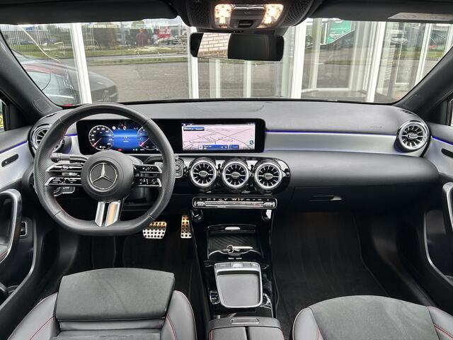 Mercedes-Benz A-KLASSE 180 AMG Line | Panoramadak | LED Koplampen | Stoelverwarming