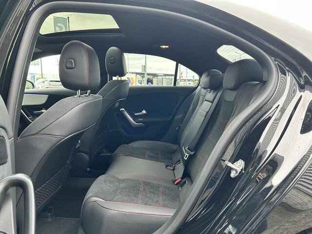 Mercedes-Benz A-KLASSE 180 AMG Line | Panoramadak | LED Koplampen | Stoelverwarming