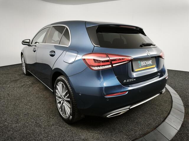Mercedes-Benz A-KLASSE 250 e Business Line | Achteruitrijcamera | Parkeersensoren rondom | All-Season banden | Stoelverwarming |