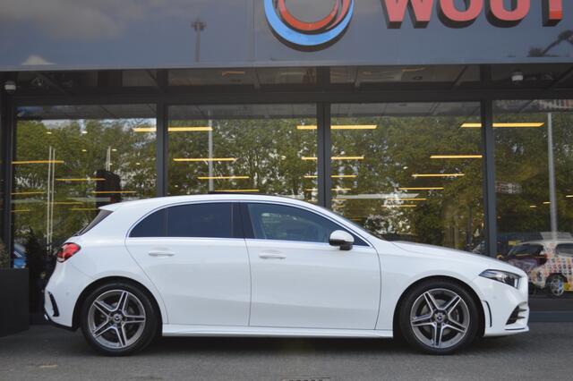 Mercedes-Benz A-KLASSE 180 AMG Led Panorama Widescreen Camera CarPlay Pdc