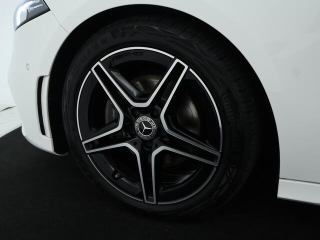 Mercedes-Benz A-KLASSE 180 AMG Nightpakket Limousine | Sfeerverlichting | Stoelverwarming | Parkeerpakket met Camera | LED | DAB | Inclusief 24 maanden Mercedes-Benz Certified garantie voor Europa.